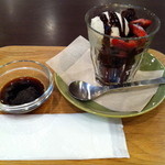 オカフェ - 添えられたエスプレッソをかけていただきます。