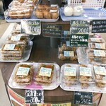 Omotenashi Hiroba Nousambutsu Chokubaijo Yahiko - 惣菜類の並ぶ棚