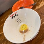 くるめラーメン ぼたもち - どんぶりには
      しっかり骨のざらつきが