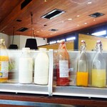 アルカナイズ - 朝食：ジュース、牛乳、ヨーグルト、水