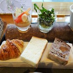 アルカナイズ - 朝食：フロマージュブランとジャスミン林檎、炙ったヤリイカとキャベツのカクテル ライム風味、クロワッサン、パンドミ、くるみパン