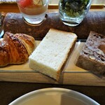 アルカナイズ - 朝食：クロワッサン、パンドミ、くるみパン