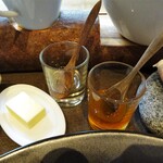 アルカナイズ - 朝食：バター、はちみつ、コンフィチュール（アプリコット）