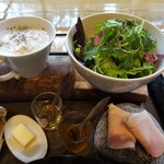 アルカナイズ - 朝食：かるく仕立てたオニオングラタンスープ、サラダ、自家製ハム、バター、はちみつ、コンフィチュール（アプリコット）