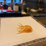 天ぷら専門 多から - サクサクッと揚がった海老のお頭。