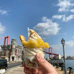 三日月屋 - 若松大橋をバックに
      アップルシナモンサンデーハイパーリフト