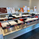 三日月屋 - 店内に並ぶ
      三日月屋名物クロワッサン