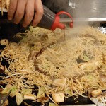 Okonomiyaki Monja Teppanyaki Ichitarou - ミックス焼きそば（ソース投入）