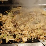 Okonomiyaki Monja Teppanyaki Ichitarou - ミックス焼きそば（ソース投入）②