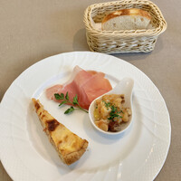 ミノリ リストランテ イタリアーノ - Aランチ(\1,500)　前菜３種盛・パン