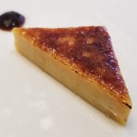 クイントカント - ①フォアグラのカタラーナ
                    カタラーナはカスタードの味わいが全面に出ており殆んどデザートですが、後味にフォアグラの濃厚さが顔を出します
                    キャラメリゼの微かな苦みが合っています