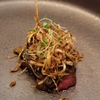 クイントカント - ③和牛と牡蠣のオルゾット
                    強い牛蒡の香り&味わい、神石高原牛は味わいが濃いのが特徴、牡蠣の存在感は薄い
                    牛肉の味が強いので赤ワインは必須かと
                    白ワインや水だと総合的な味わいがワンランク落ちそう