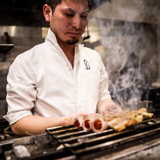 Full-bodied Yakitori (grilled chicken skewers) with the rich aroma of binchotan charcoal