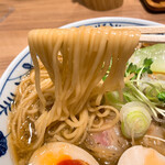 Nii - 【2021年01月】生姜醤油ラーメン＠850円（麺大盛）、麺アップ。