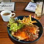 BEARD AMERICAN ROOFTOP - 暫くするとカッコいい男性の店員さんがロコモコ１２００円を運んで来てくれました。