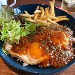 BEARD AMERICAN ROOFTOP - ロコモコにはサラダとフレンチフライが添えられてました。
                         
                        大きなハンバーグと目玉焼きがトッピングされたロコモコはハンバーグを小さくして混ぜた形でいただきました。