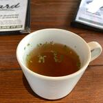 ビアード アメリカン ルーフトップ - ロコモコにはスープと飲み物もセットになってました。
             
            セットのスープはオニオンスープです。
