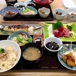 まぐろ丼　加一 - 新さんま塩焼きと、まぐろ角切定食：1365円