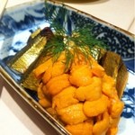 サンマの燻製に雲丹をごってり。