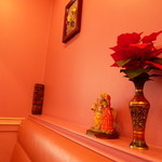Authentic South Indian Cuisine Sri Balaj - 店内はピンクだ！