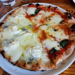 ピッツェリア パーレンテッシ - マルゲリータの色々チーズでハーフ&ハーフ