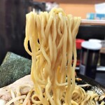 横浜家系ラーメン 善喜家 - 濃厚野菜ラーメン　麺リフト