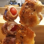 焼き鳥 ばかちん - トマト巻と手羽塩に挟まれた大悟さん