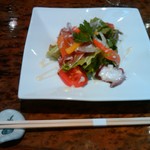 知喜多 - 前菜は生ハム、サーモン、タコのはいったサラダ
