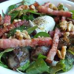 ビーボ デイリースタンド - 「砂肝のコンフィ・ベーコン・卵のサラダ」：砂肝がフワッと柔らかく、ベーコンと胡桃で香ばしさと食感もプラス！