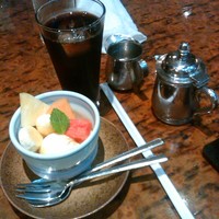 知喜多 横浜西口店 - デザートはパンナコッタと果物盛り合わせ、アイスコーヒーと