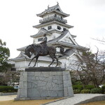 大和屋本店 - 藤堂高虎像と今治城