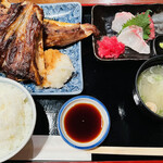 Binchousumi Biyaki Jige - 鮪かま炭火焼きとお刺身のセット