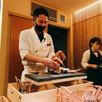 かにじぇんぬ 北新地 - 目の前で調理してくれます