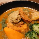 カレー食堂 心 - カリッカリとホロッホロのチキンが絶品。