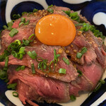 猫丸食堂 - 国産牛ローストビーフ丼のアップ