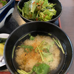 猫丸食堂 - サラダとお味噌汁（七味唐辛子をかけた後）
      （とろろ昆布が入っています）
