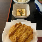 猫丸食堂 - ポテトサラダ
      冷奴（お醤油をかけた後）
      かぼちゃコロッケ❤️（ソースをかけた後）