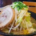 ラーメン屋 まる - てんこ盛りラーメン