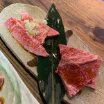 万両 - 上バラ ハーフ530円(左)と上ロース ハーフ530円