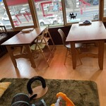にゃんにゃんヒュッテ - テーブル席とネコ5号