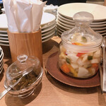 東京チャイニーズ 一凛 - 卓上のピクルス等は食べ放題♫