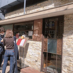 東京チャイニーズ 一凛 - お店を出たら行列は続いていました