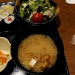 大衆酒場 そら - 味噌汁もナメコと豆腐が入ってて、お出しが利いてて美味しかった。