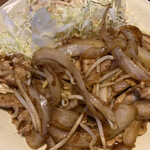 Yayoi Ken - しょうが焼き
                        玉ねぎともやしが一緒に炒められていました
                        豚肉は脂身が少な目で良かったです