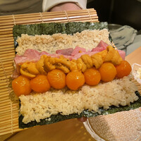 鮨よしかわ 恵比寿 - 卵黄の醤油漬け・大トロ・ウニの太巻き