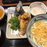 丸亀製麺 - かけうどん並と温泉玉子、かしわ天、鮭おにぎりをオーダー！小分け用のお椀でだし汁をいただきました。