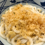 丸亀製麺 - 卓上の出汁醤油と温泉玉子をかけるとまろやかでサクサクで美味しい！うどんがモチモチ！