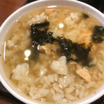 丸亀製麺 - だし汁に鮭おむすびを投入。鮭出汁茶漬けの完成！ワサビでさっぱり！