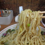 ラーメン二郎 - 絶品スープにネギの風味が加わる