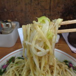 ラーメン二郎 - 野菜も絡めて旨し！